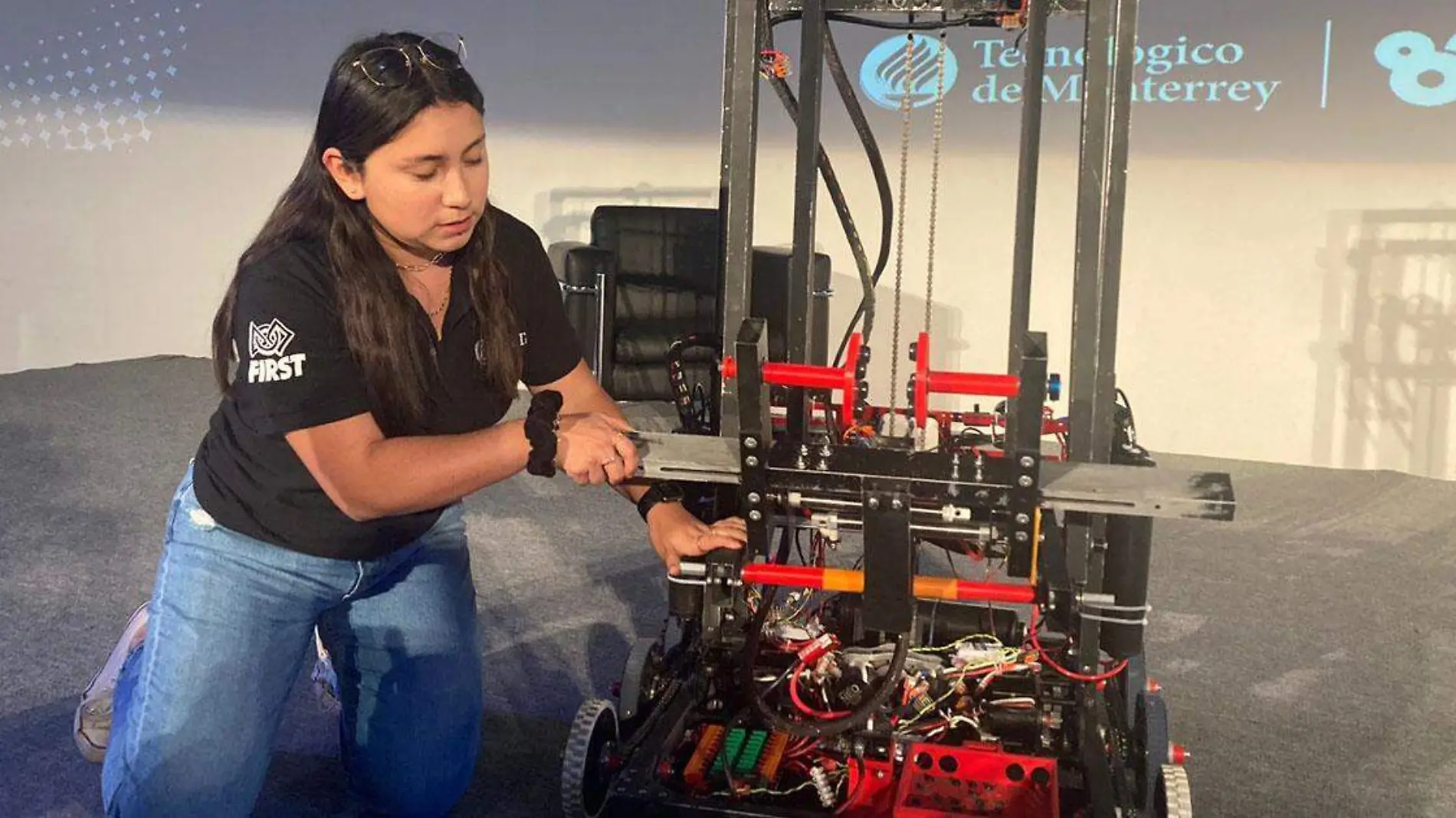 Fanático de las competencias de Robots Conoce First, evento gratuito de robótica en Puebla